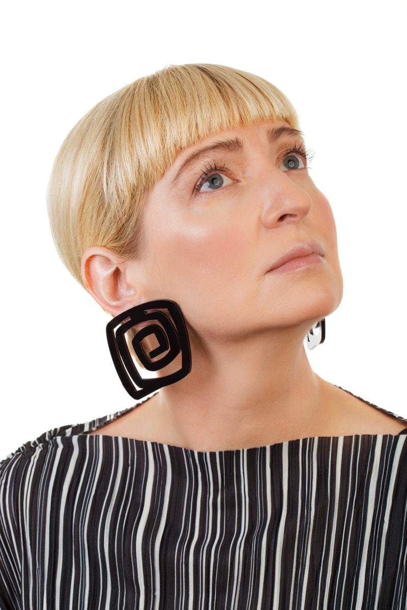 PlexiGlass Mirror-Black Spiral Square Earrings / Black