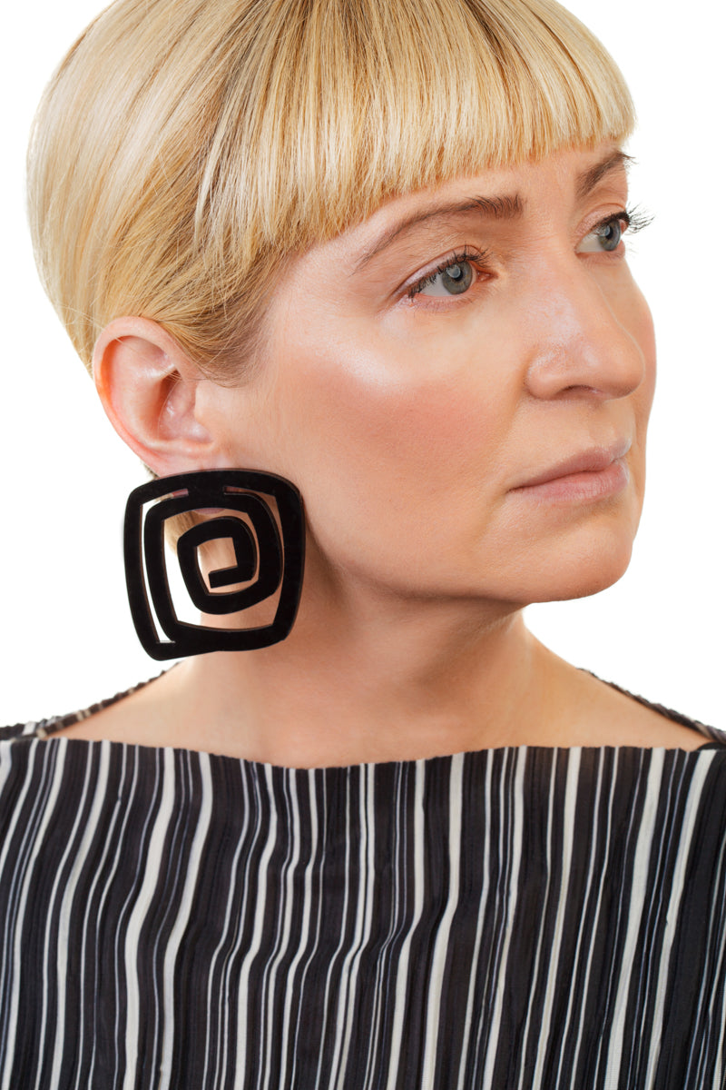 PlexiGlass Mirror-Black Spiral Square Earrings / Black
