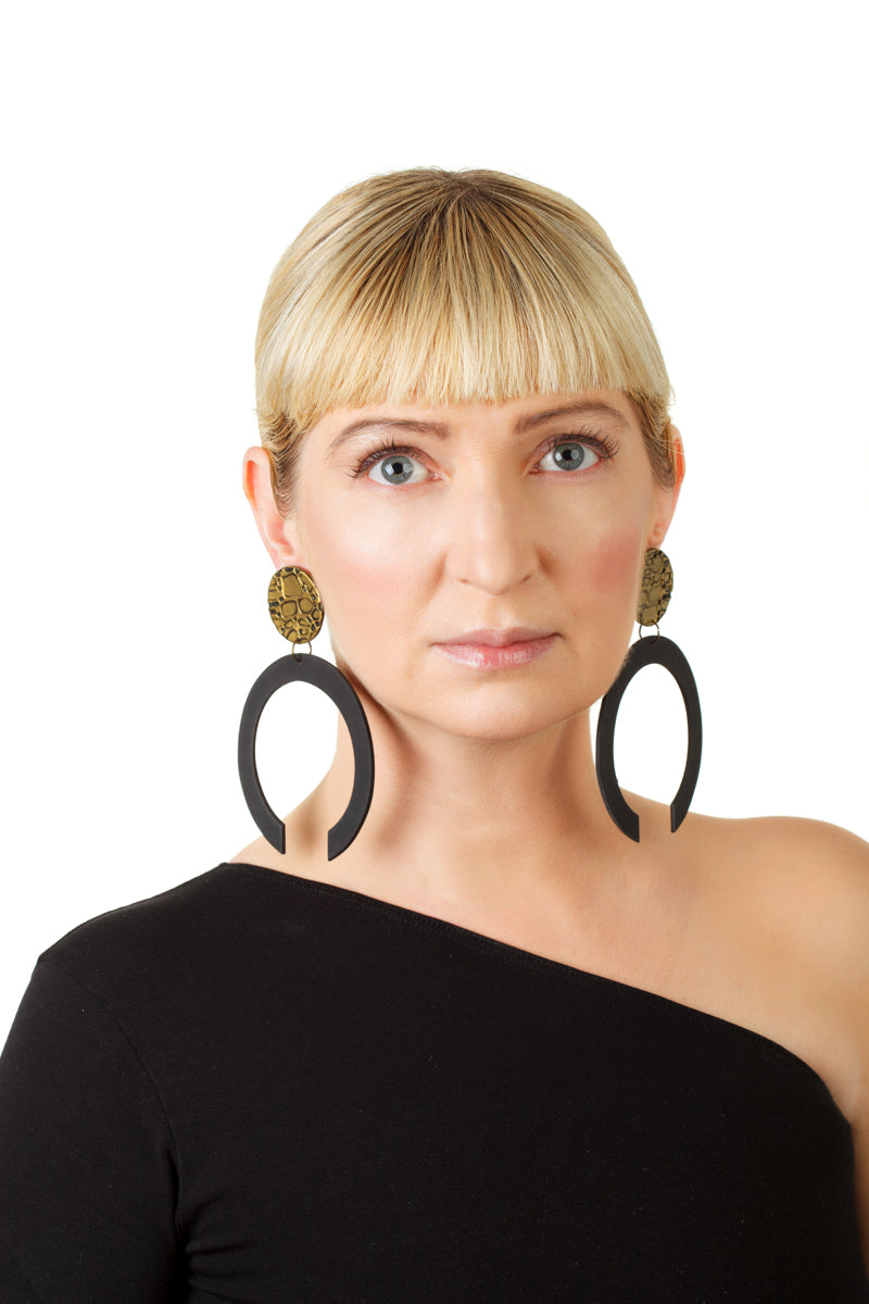 C-Hoop Earrings / Gold+Black
