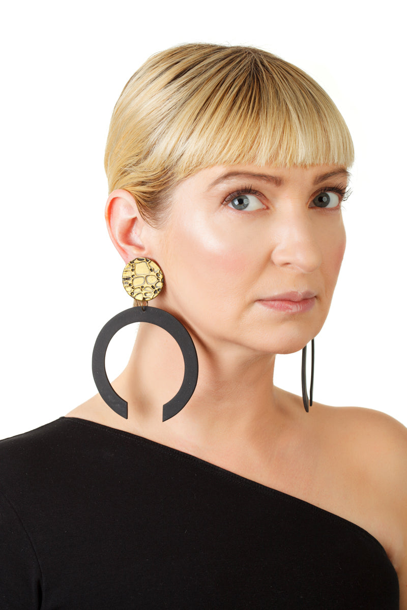 C-Hoop Earrings / Gold+Black