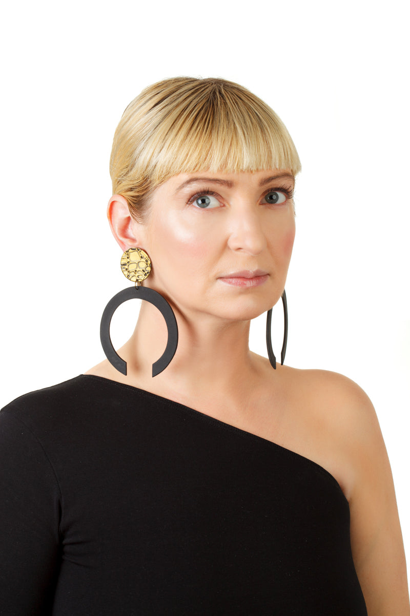 C-Hoop Earrings / Gold+Black